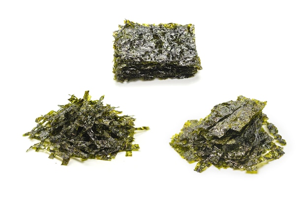 Lekker nori zeewier geïsoleerd op een witte achtergrond