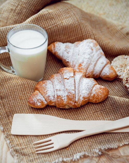 Lekker ontbijt. Melkfruit, brood en croissant.