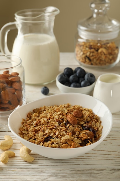 Lekker ontbijt met granola op houten tafel