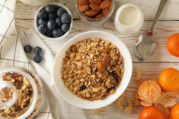 Lekker ontbijt met granola op houten tafel