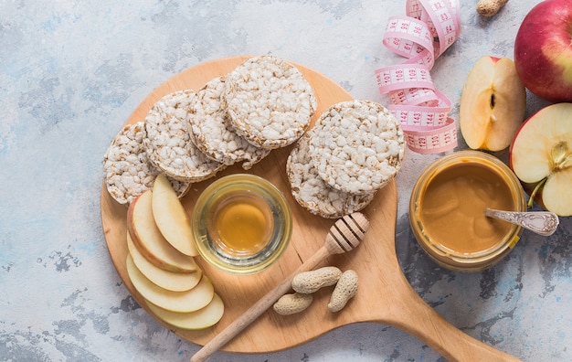 lekker ontbijt met krokant brood, pindakaas, bessen. Plat lag kopie ruimte. Dieet concept