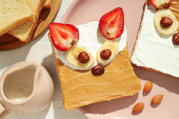 Lekker ontbijt of lunch voor kid toast eten dat het kind mee kan nemen