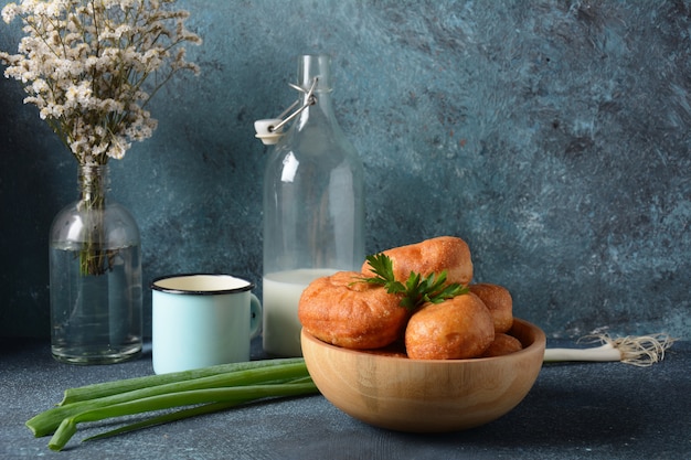 Lekker ontbijt rustieke stijl. Gevulde broodjes (Pirozhki)