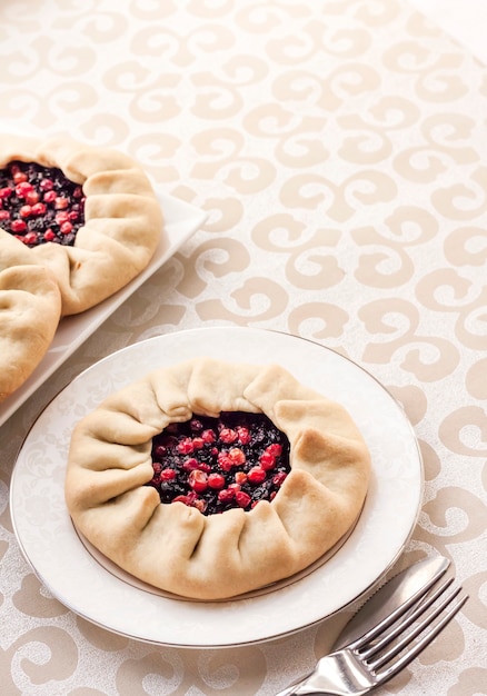 Lekker ontbijt. zelfgemaakte zoete galette met vlierbessen en veenbessen op een bord