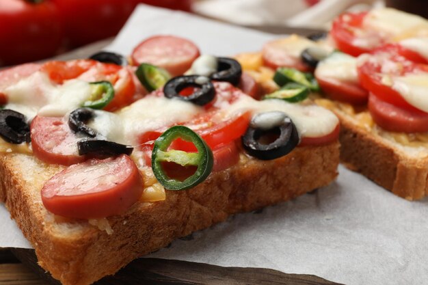 Lekker pizza toast op tafel close-up
