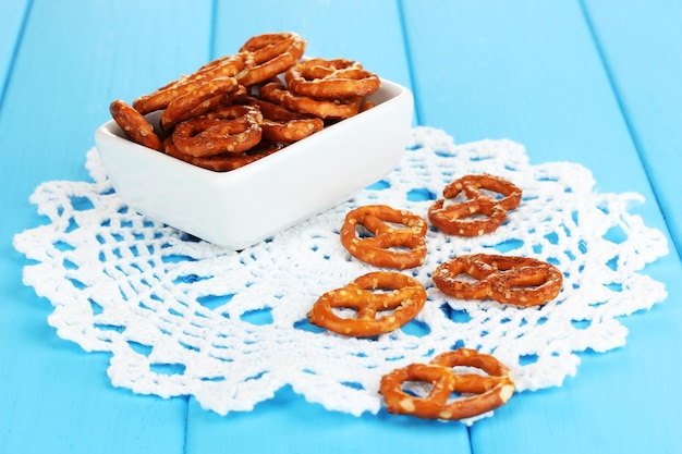 Lekker pretzels in een witte kom op een houten tafel close-up