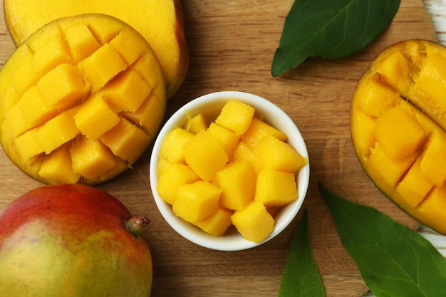 Lekker rijp mangofruit op houten tafel