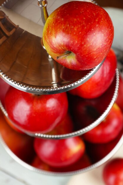 Foto lekker rijpe appels op een dienblad van dichtbij