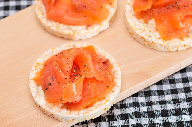 Lekker rijstkoek sandwiches met verse zalm plakjes