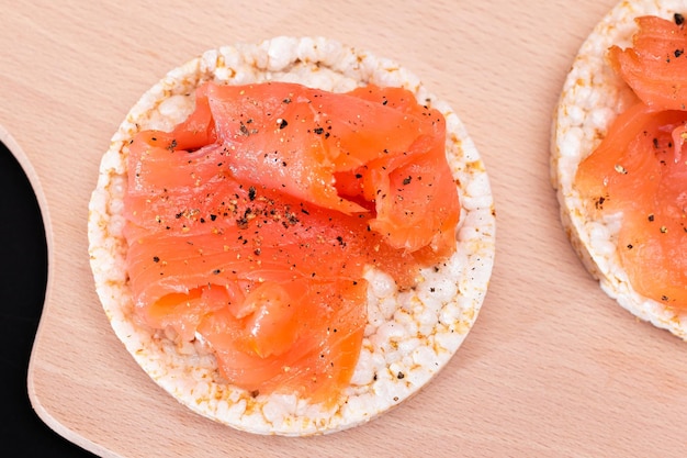 Lekker rijstkoek sandwiches met verse zalm plakjes