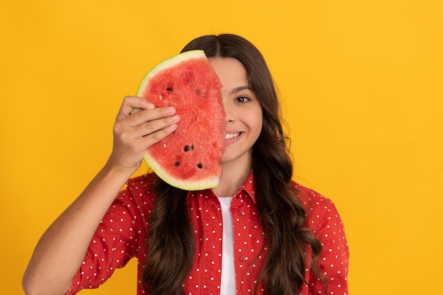 Lekker sappige watermeloen. kind met fruit. gezonde voeding voor kinderen. fructose gezond eten op zomervakantie. tiener meisje plezier. zomer. portret van kind houd watermeloen plakje.