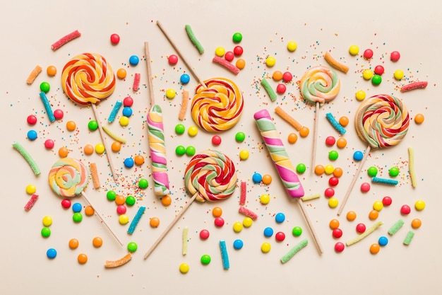 Lekker smakelijk feestaccessoires Happy Birthday Sweet Verschillende soorten snoepjes op gekleurde achtergrond kopieerruimte Kleurige achtergrond van een verjaardagsfeest