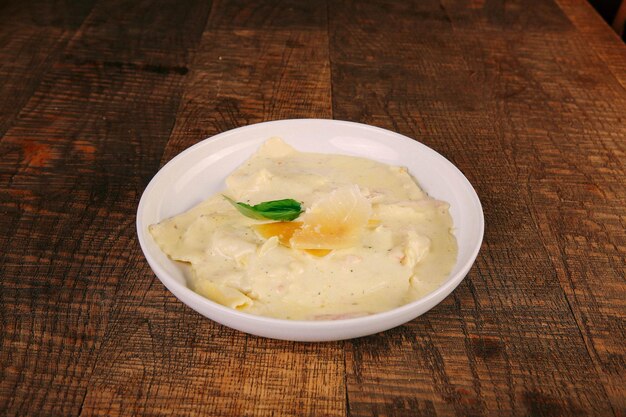 Lekker, smakelijke klassieke Italiaanse pasta met een heerlijke saus.