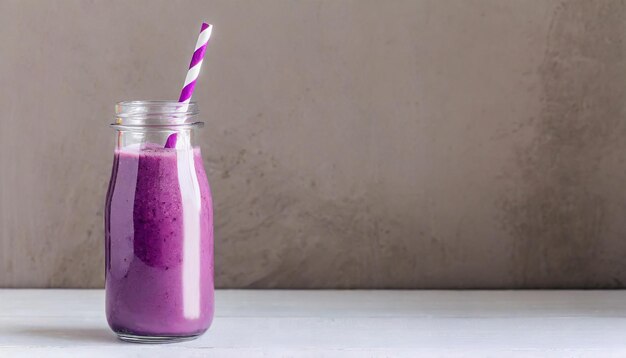 Lekker smoothie in een glazen fles met papieren rietje Lekker en gezond drankje Zomerdrankje