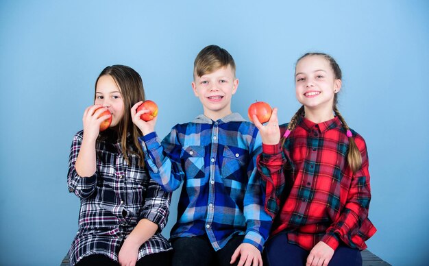 Lekker snacken. School snack tijd. Jongens en meisjes vrienden eten appelsnack. Tieners met gezonde snack. Appelfruit heeft tal van voordelen. Vitamine voedingsconcept. Eet fruit en wees gezond.