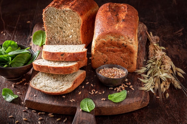 Lekker spinaziebrood vers gebakken en gesneden