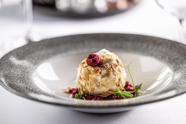 Lekker uitziende witte chocoladeroom met amandelen kokos en frambozen