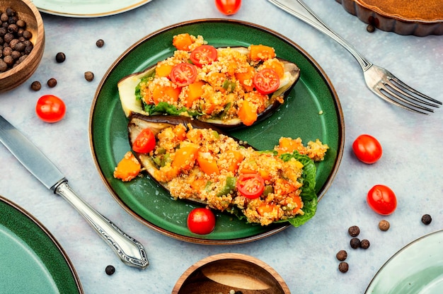 Lekker vegetarisch eten gevulde aubergine