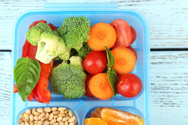 Lekker vegetarisch eten in plastic doos op houten tafel