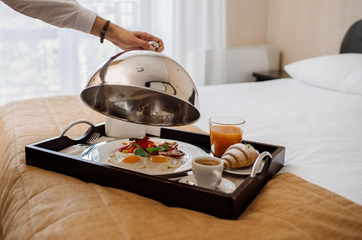 Lekker vers ontbijt met roerei en groenten op bed op de hotelkamer