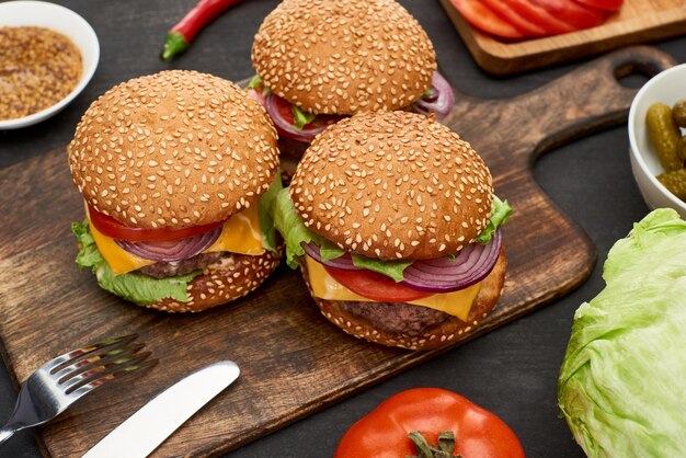 lekker verse cheeseburgers houten plank