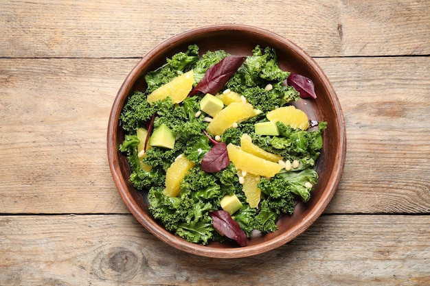 Lekker verse koolsalade op een houten tafel