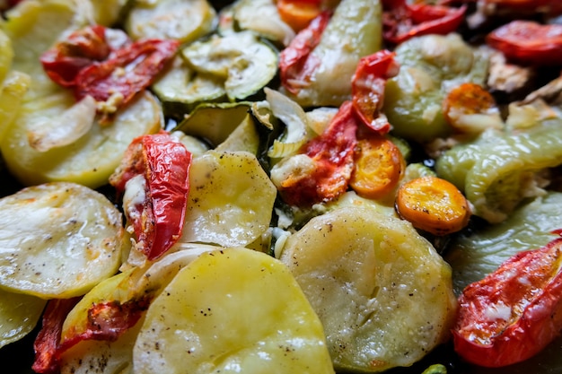 Lekker zomereten. Geroosterde groenten: courgette, paprika, wortelen en aardappelen.