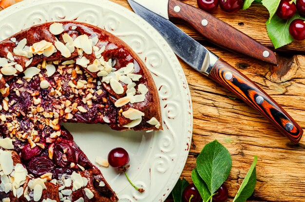 Lekkere Amerikaanse zelfgemaakte kersentaart op tafel.Kersengalette