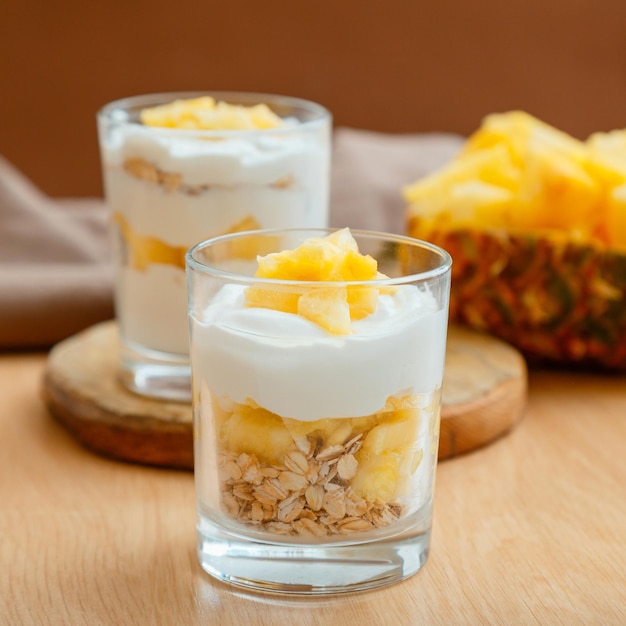 Foto lekkere ananasdesserts met gehakte verse sappige ananasontbijtdessert met havergranola