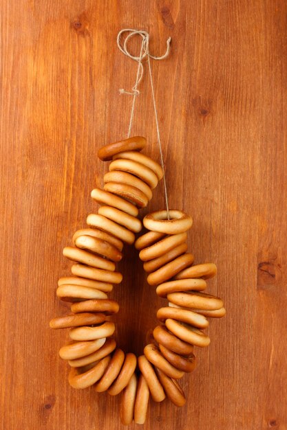 Lekkere bagels aan touw op houten achtergrond