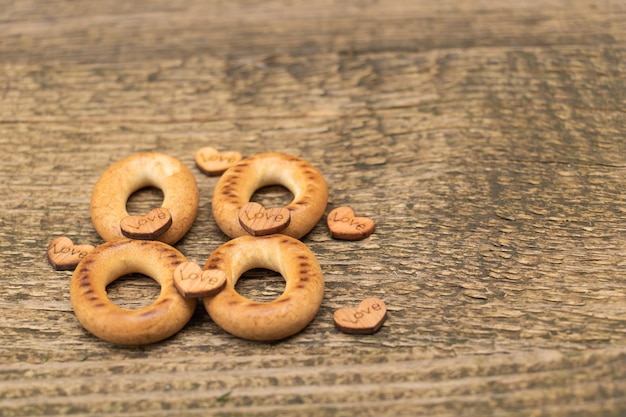 Lekkere bagels op houten achtergrond liefde concept