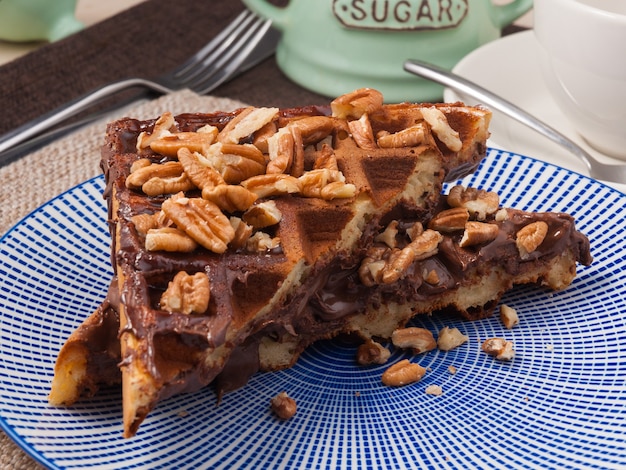 Lekkere Belgische wafel met chocopasta en nootjes