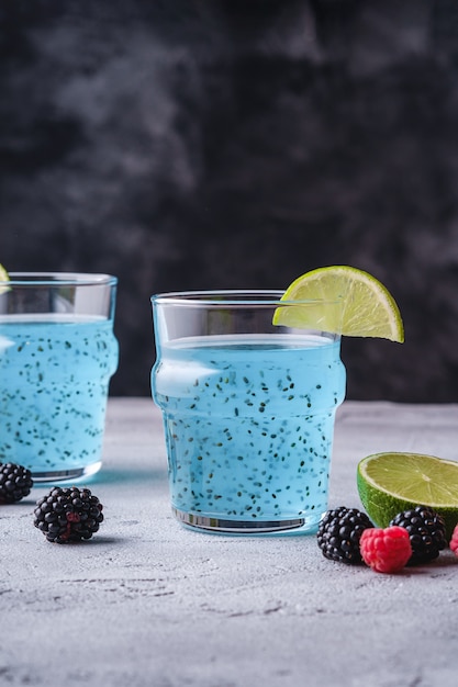 Lekkere blauw gekleurde cocktaildrank met chiazaad van basilicum