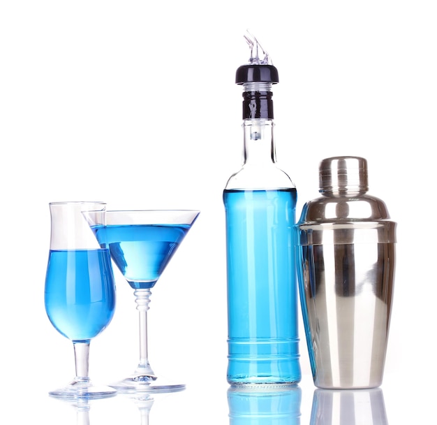 Lekkere blauwe cocktail geïsoleerd op wit