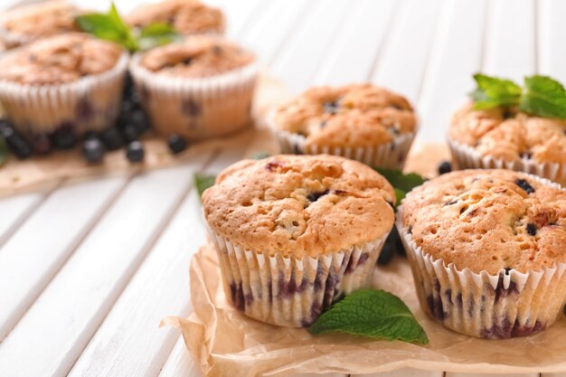 Lekkere bosbessenmuffins op witte houten tafel