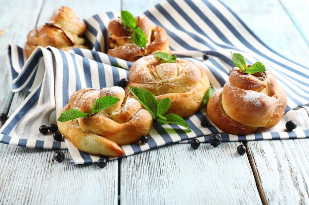 Lekkere broodjes met bessen op tafel close-up