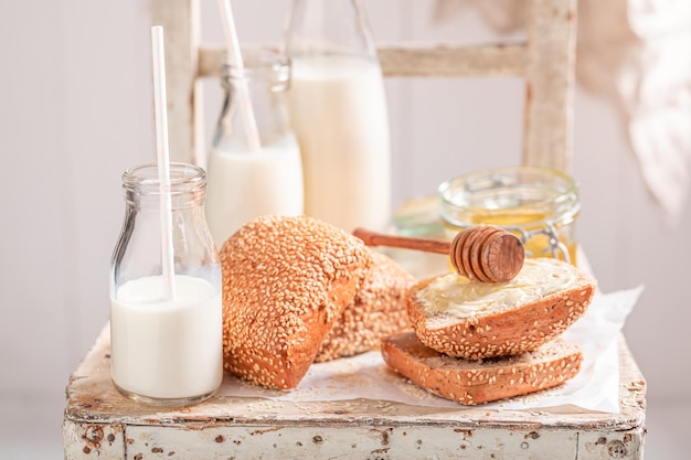 Lekkere broodjes met honing en melk in fles