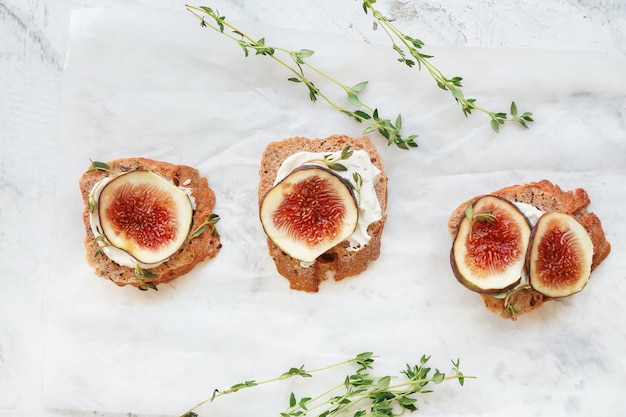 Lekkere broodjes met vijgen op licht