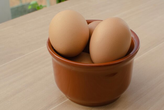 Lekkere bruine kippen eieren in een schaal op tafel klaar om gekookt te worden