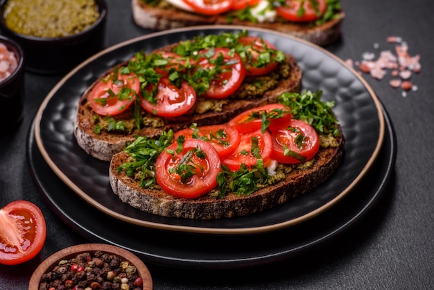 Lekkere bruschetta met tomaten mozzarella basilicum specerijen en kruiden