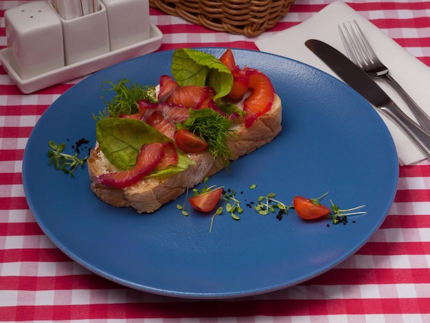 Lekkere bruschetta met zalm gravlax op een blauw bord in een restaurant