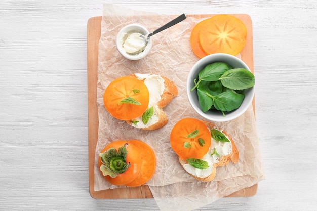 Lekkere bruschetta's met dadelpruim op houten bord