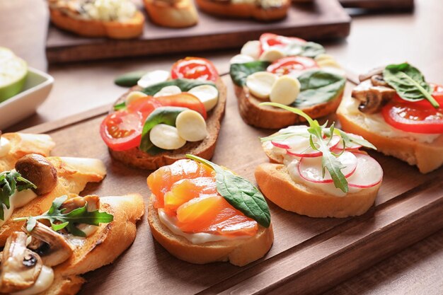 Lekkere bruschetta's op houten bord close-up