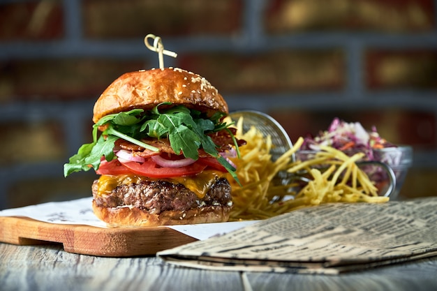 Lekkere burger met spek geserveerd met rode koolsalade en frietjes