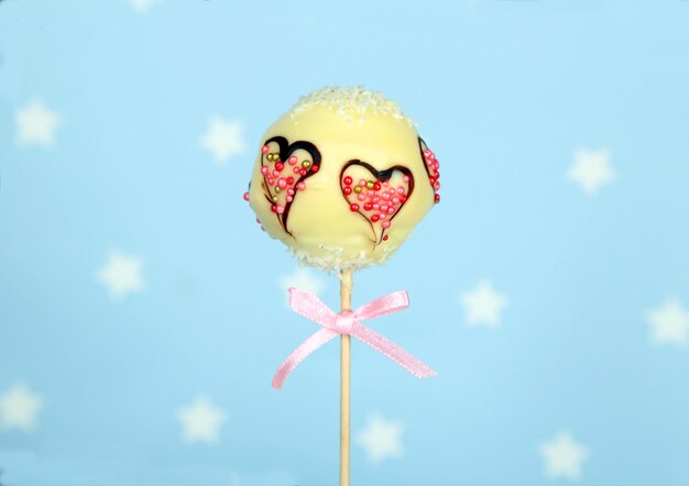 Lekkere cake pop op blauwe achtergrond