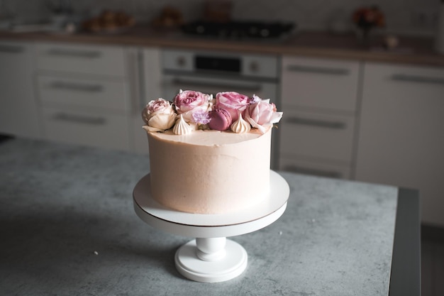 Lekkere cake versierd met verse bloemrozen die op de keukentafel blijven staan