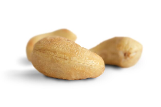 Lekkere cashewnoten geïsoleerd op een witte achtergrond