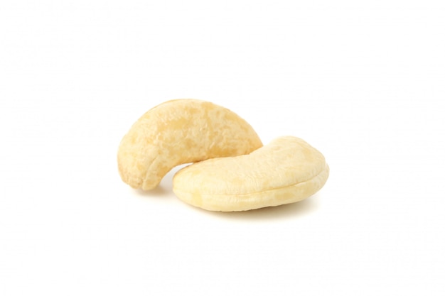 Lekkere cashewnoten geïsoleerd op wit.