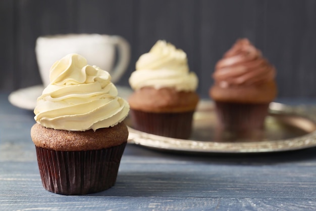 Lekkere chocolade cupcake op houten tafel