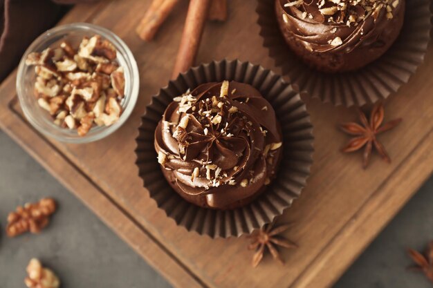 Lekkere chocolade cupcakes op houten bord